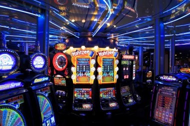 Live blackjack table on agen303 slot mobile app showing dealer and player cards
